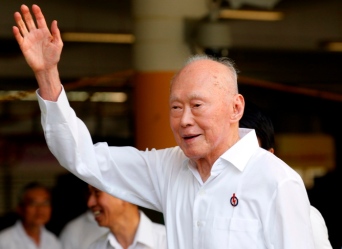 epa04675221  (FILE) A file photo dated 27 April 20111 of former Singapore prime minister Lee Kuan Yew, when he submitted his nomination papers to contest in the elections in Singapore . The founder of Singapore's ruling party and a grandee of Asian politics, Lee Kuan Yew, has died at the age of 91, according to media reports  22 March 2015  EPA/STEPHEN MORRISON
